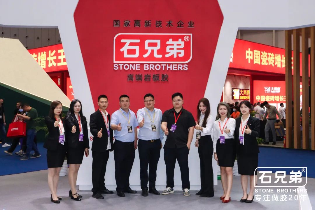 吸睛模特展示產(chǎn)品秀，石兄弟人氣燃爆亞洲最大陶瓷展！